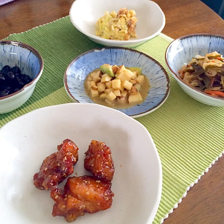 にんにく醤油の鳥モモから揚げ
長イモとアボカドのサラダ
切り干し大根
玉ねぎとキャベツのマヨネーズ炒め
黒豆の煮切り醤油漬け|Sosuke Kishimotoさん