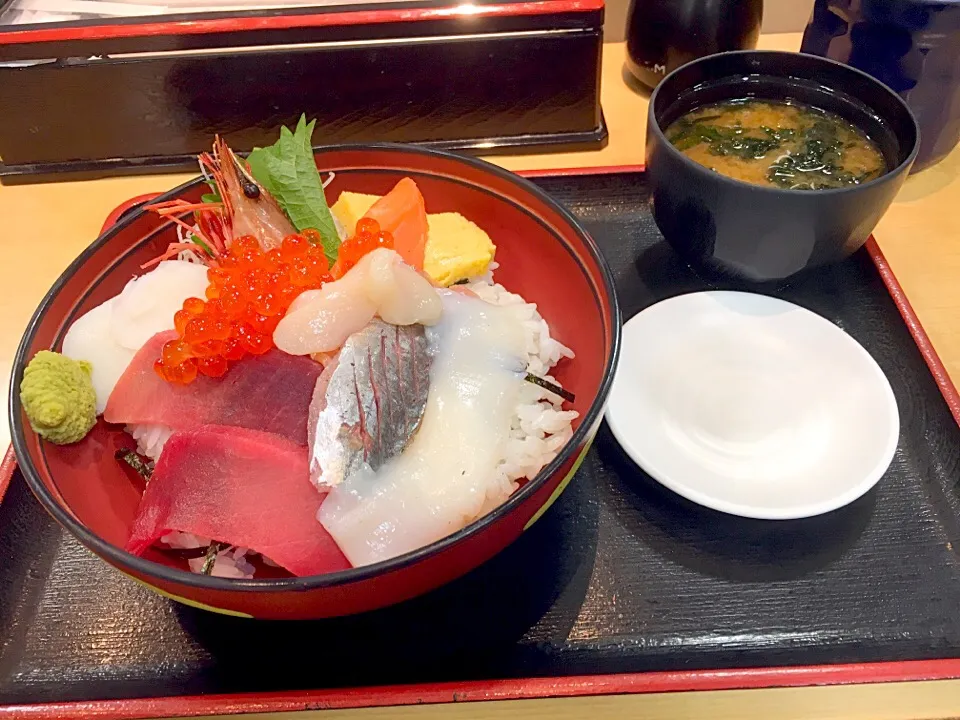 Snapdishの料理写真:三崎豊魚 キラッキラの 海鮮丼✨at池袋|豆大福さん