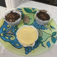 Chocolate fudge brownies and vanilla cupcakes|amy sさん