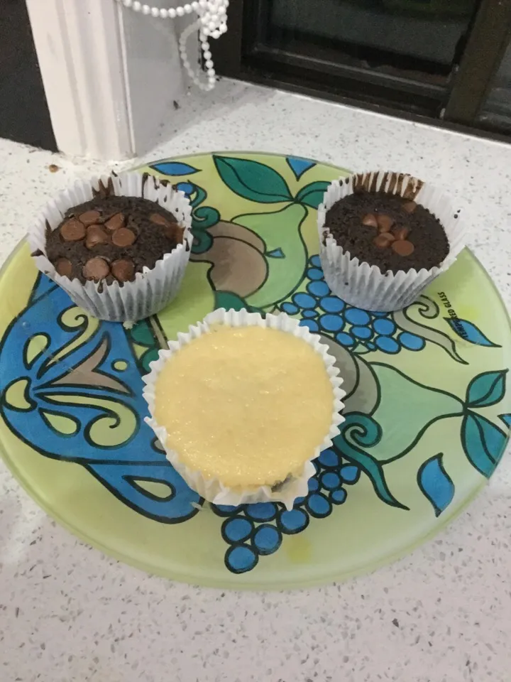 Chocolate fudge brownies and vanilla cupcakes|amy sさん