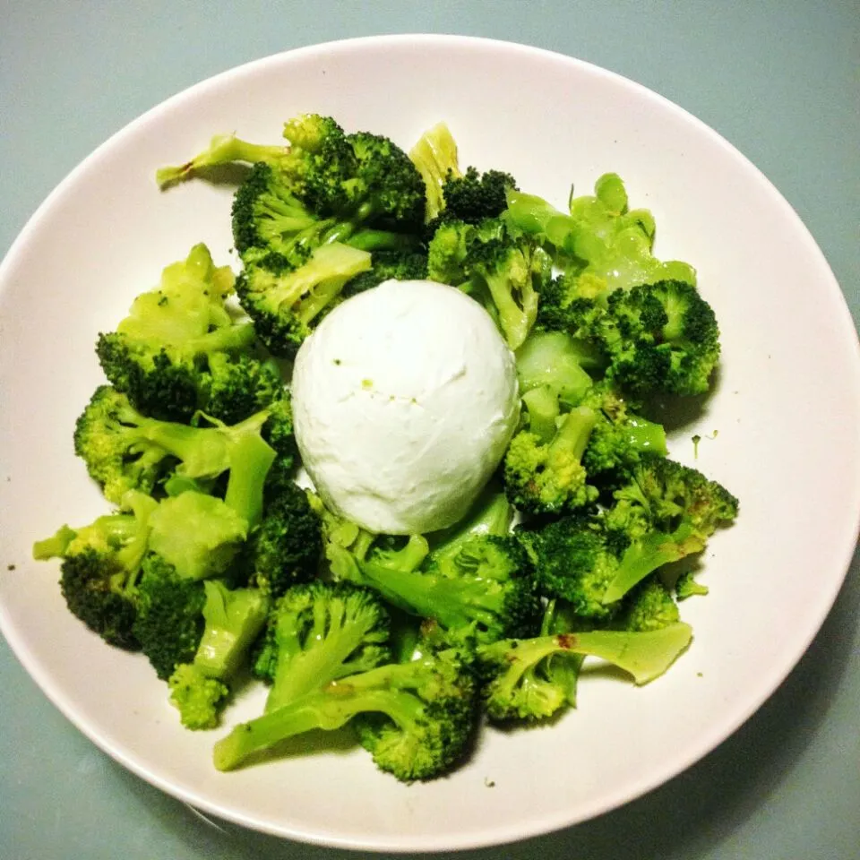 Snapdishの料理写真:Broccoli and mozzarella (diet food)|Stefan Labuschagneさん