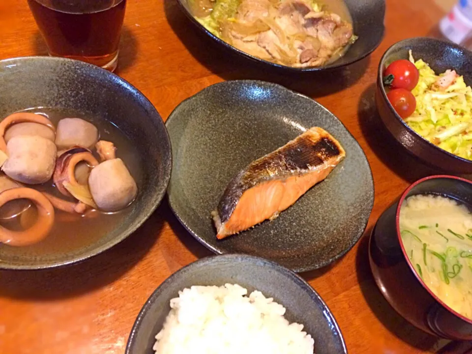 鮭の塩焼き
イカと里芋の煮物
豚肉の生姜焼き
コールスローサラダ
大根のお味噌汁|ちーぽんさん