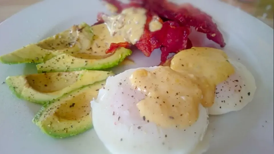 bacon and poached eggs with hollandaise sauce|Barberttさん