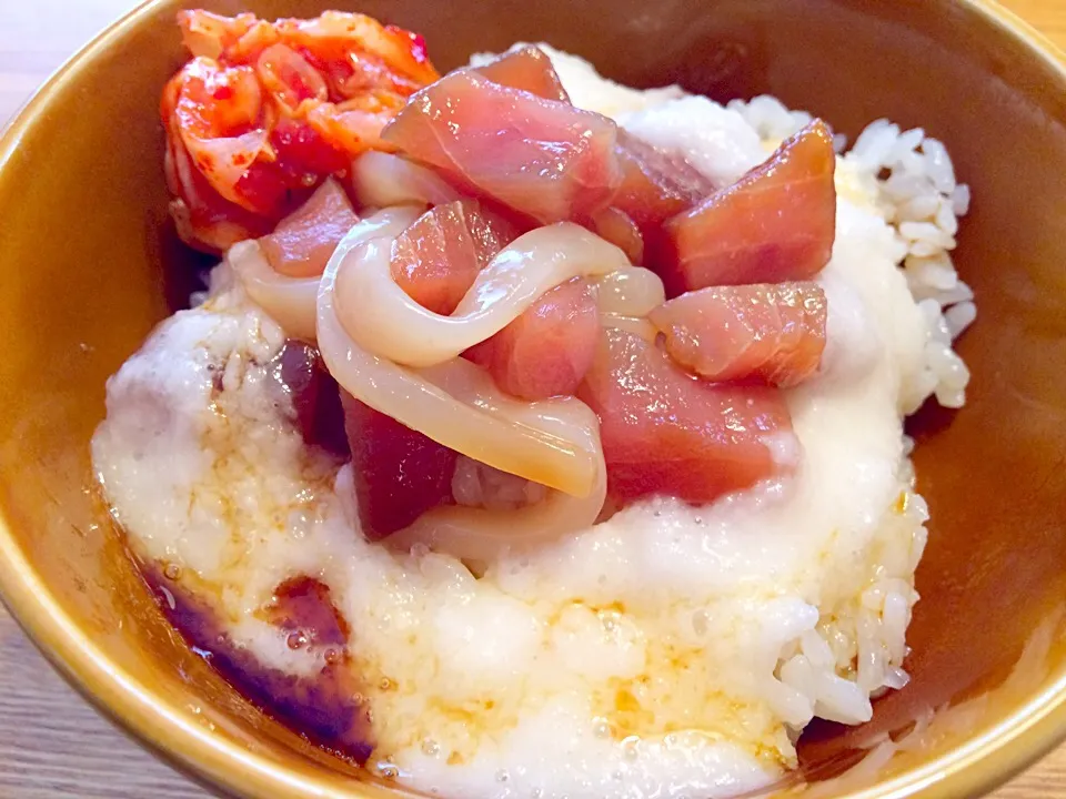 海鮮とろろ丼  キムチも添えて。
手巻き寿司の残りを漬けにしたもので、簡単休日ランチ。|pigmegさん