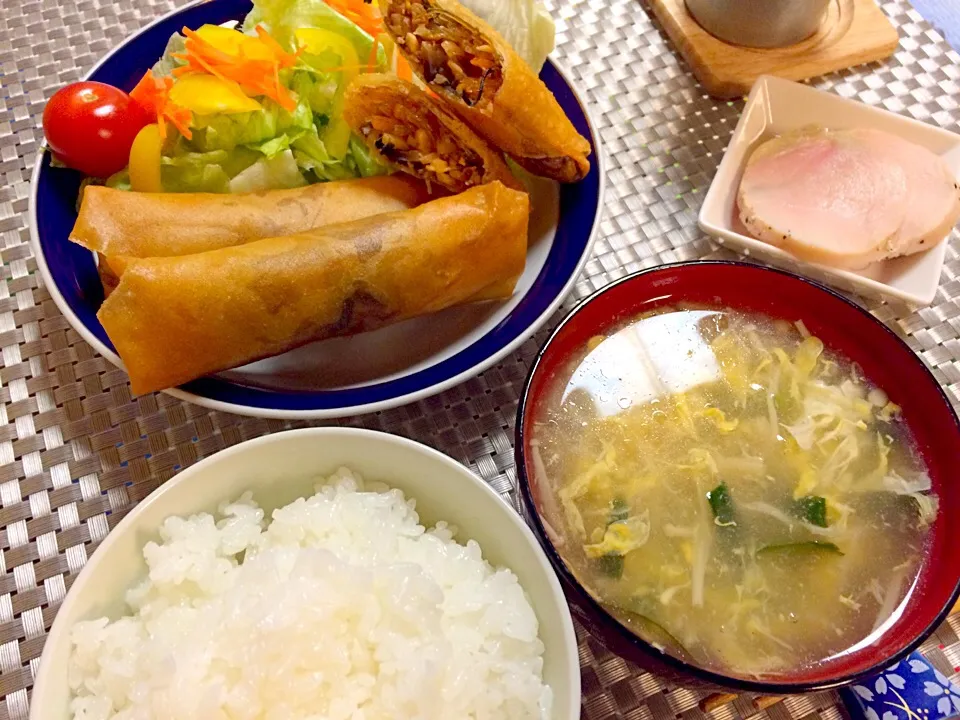 今日の夜ごはん

○春巻き
○鶏ハム
○中華スープ
○ごはん

一昨日、春雨サラダの春雨がちゃんと戻せてなくて食感が固くて食べたくなかったものを…春巻きに😙

美味しかった♡|えりえいたさん