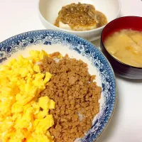 Snapdishの料理写真:卵そぼろ丼、切り干し大根と油揚げのお味噌汁、豆腐のそぼろあんかけ|まこさん