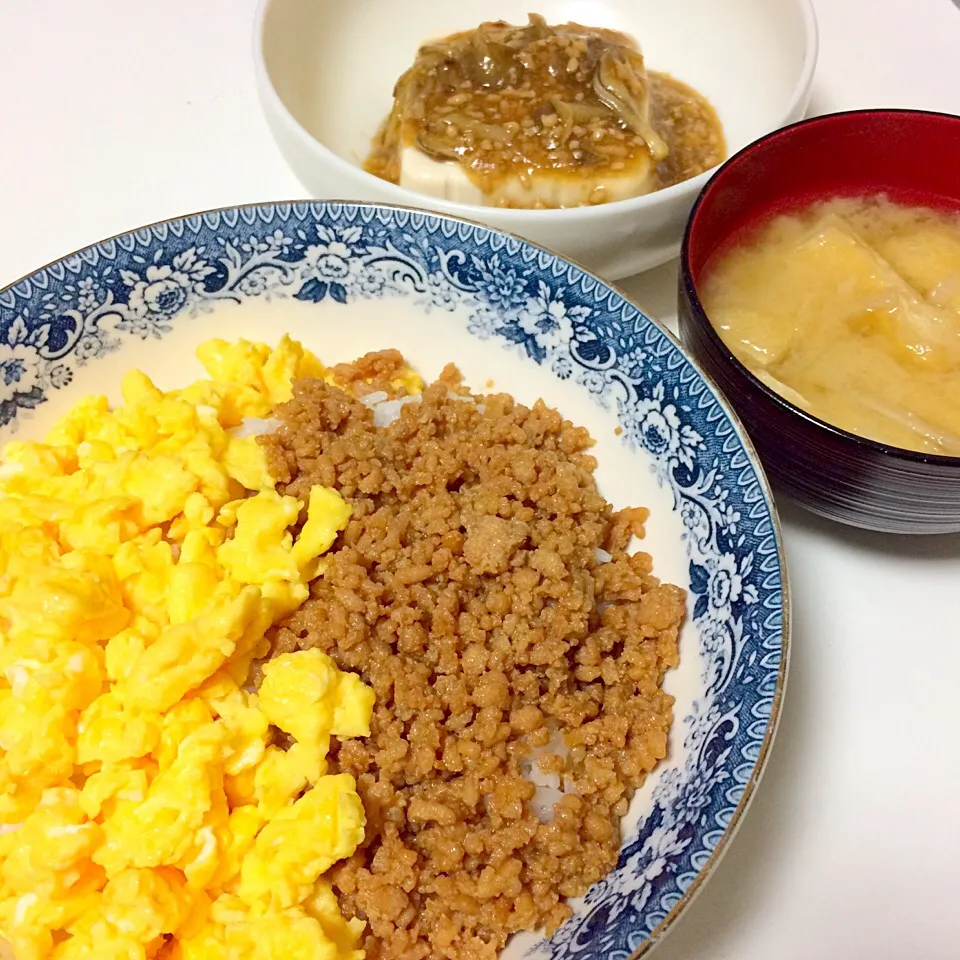 卵そぼろ丼、切り干し大根と油揚げのお味噌汁、豆腐のそぼろあんかけ|まこさん