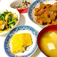 小松菜と厚揚げの生姜炒め、鶏肉とこんにゃくの煮物、おつまみ舞茸チーズ、カニカマだし巻き卵、豆腐とわかめのお味噌汁|まこさん