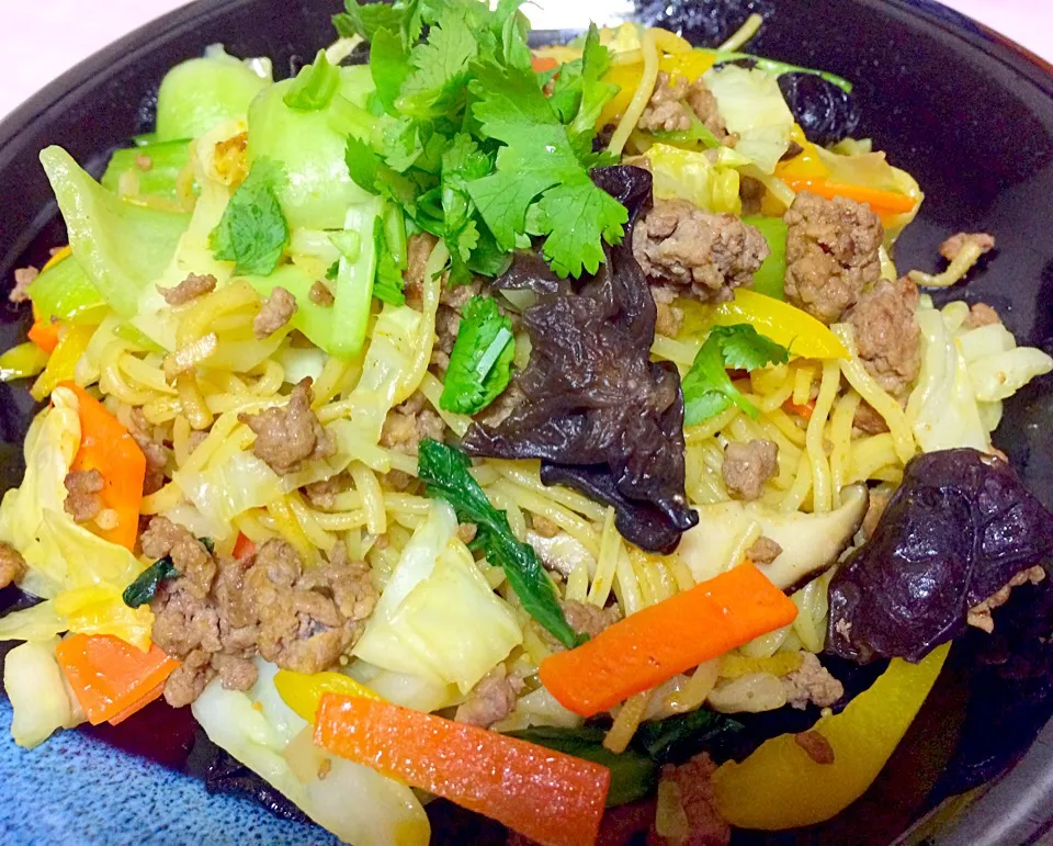 オイスターソースとカレー粉で味付け。減塩でめちゃおいしい焼きそば😍
お肉は今回は合挽きひき肉。牛肉が合うよ。パクチーも出来たら最後にトッピング❤️|ナタママさん