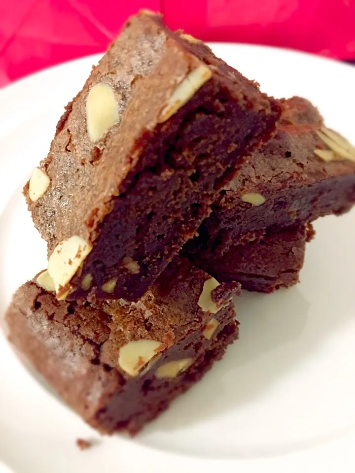 Brownies with Almond|Tari's Kitchenさん