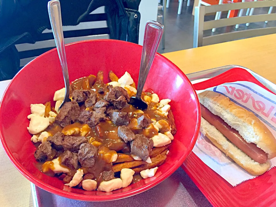 Snapdishの料理写真:Poutine and Hot-Dog🌭🍟|prinSjさん