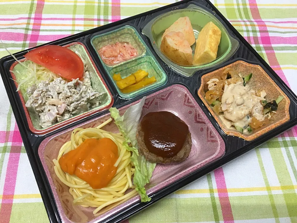 Snapdishの料理写真:ハンバーグ デミグラスソース 日替わり弁当 豊川市宅配|Naokazu Kuritaさん