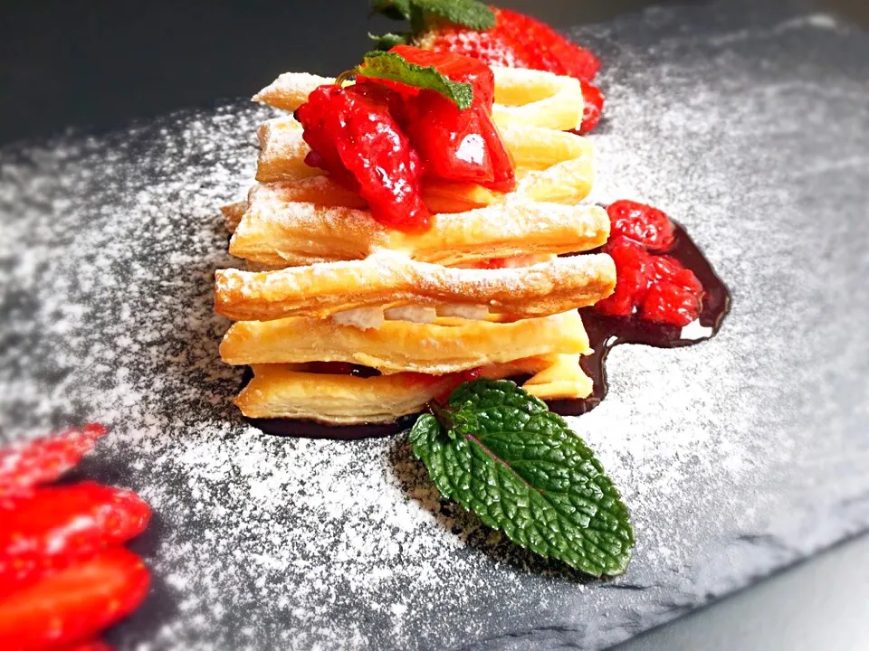 Strawberry Millefoglie with whipped cream|laura giardinaさん