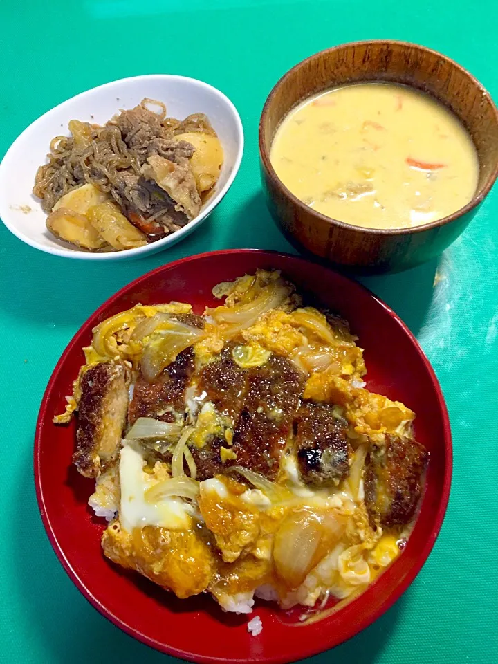 今日のお昼は一人お家ご飯
カツ丼／肉じゃが／かす汁|takamuraさん