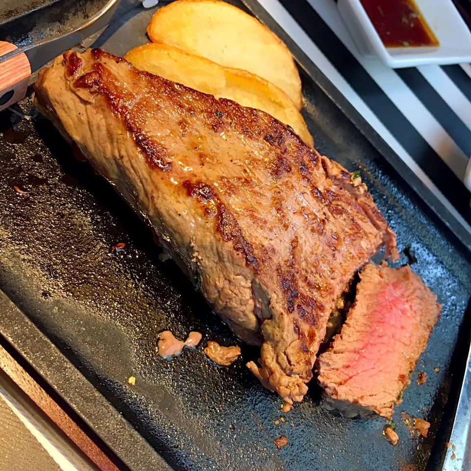 Snapdishの料理写真:Gottie's BEEF 特別ランチ1200円‼︎ 熟成肉のステーキ300g‼︎ 学生でこんな贅沢初めて💞|豆大福さん