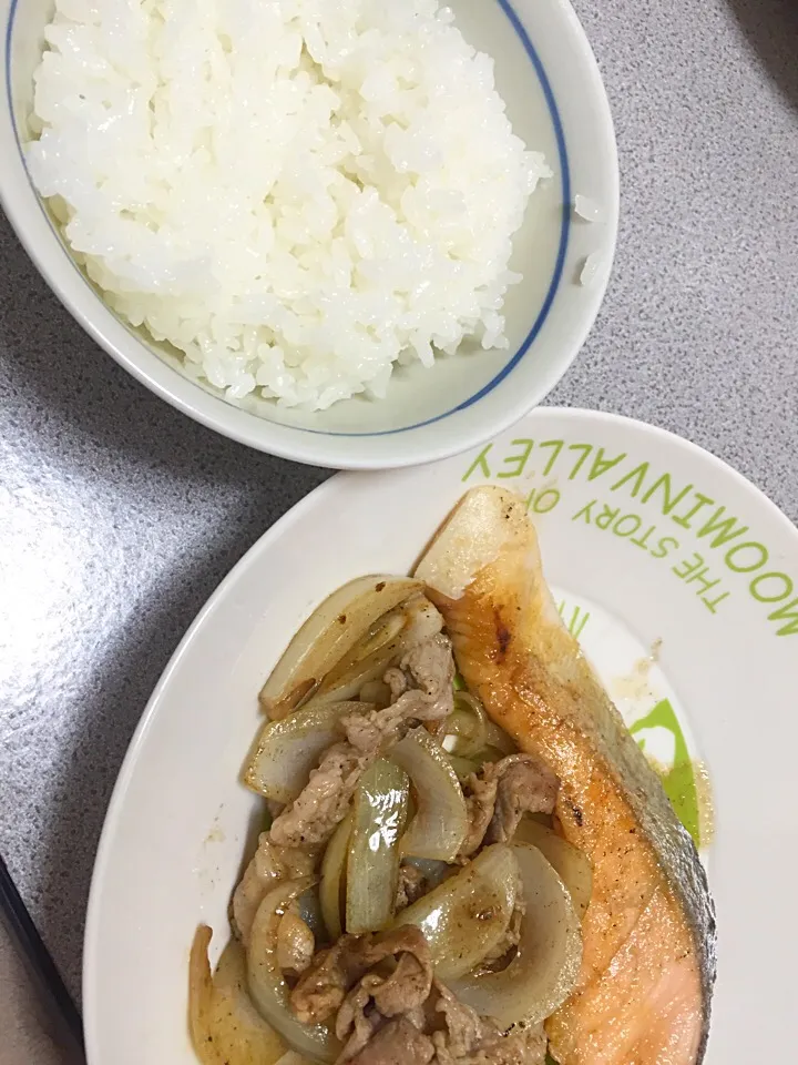 シャケのムニエルと
玉ねぎと豚肉の炒め物|りかさん