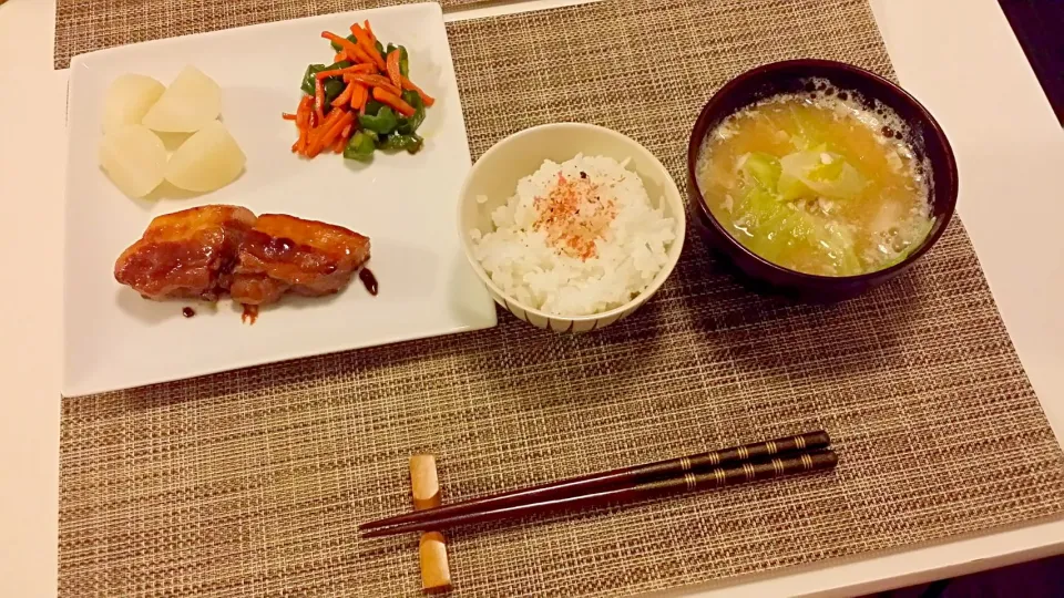 今日の夕食　豚バラのマーマレード煮、ピーマンのきんぴら、かぶの甘煮、落とし卵の味噌汁|pinknari🐰🌈さん