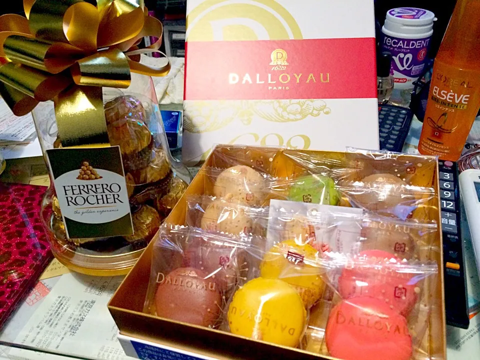 Snapdishの料理写真:DALLOYAUのマカロンとFERRERO ROCHERのチョコレート|Suguru Niiさん