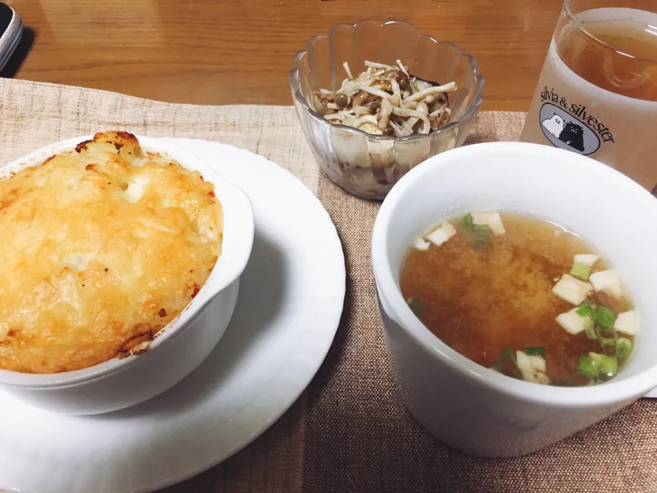 Snapdishの料理写真:残り物リメイクご飯。
※ クリームシチューでドリア
※キノコの土佐煮
※豆腐の味噌汁
※ウーロン茶|あんぱんさん