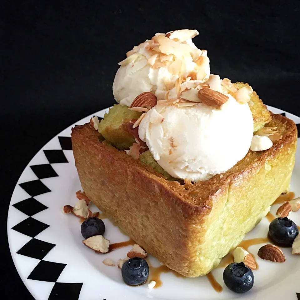 Shibuya toast with Sg twist using homemade pandan bread, topped with durian ice cream, gula melaka syrup at the bottom|coxiella24さん