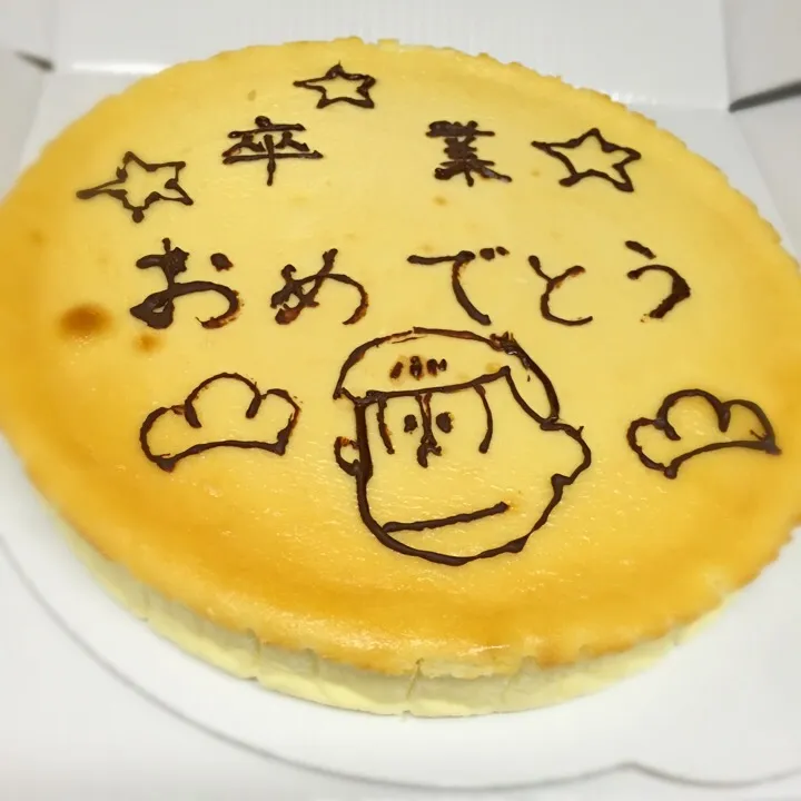 コストコのチーズケーキで、
卒業お祝いデコケーキ|Sayuri Kameshiroさん