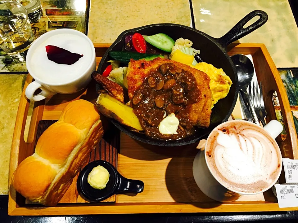 Snapdishの料理写真:🚩台南美學館多一點咖啡☕️

鐵板紅酒蘑菇匯煎雞腿排🍷🍄🍗
Mini吐司🍞🍳
熱巧克力歐蕾🍫🍵|Heraさん