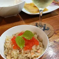 Snapdishの料理写真:鮭バター炊き込みご飯🍚イクラと三つ葉添え|maddieさん