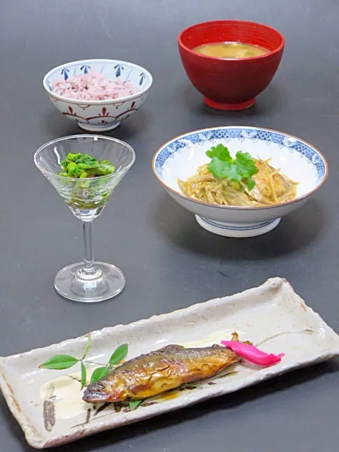 今晩は、鮎の甘露煮、鶏と牛蒡の柳川風、菜花茎の菜花味噌和え、里芋とお揚げの味噌汁、黒米ご飯

朝から研修、年度末の懇親会、その後仕事をして帰宅したら、身体は疲れていないけれど、買い物ができなかった、時間がない(T . T)。。。と言い訳して、こういう日のために先日滋賀のJAで買ってきた鮎の甘露煮の登場(^^)v
醤油、|akazawa3さん