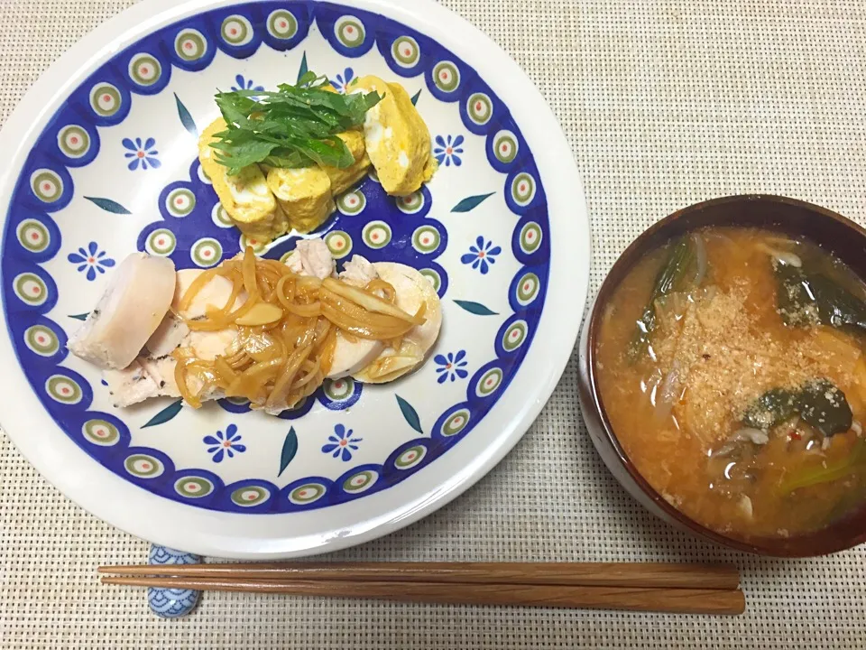 Snapdishの料理写真:キムチ納豆味噌鍋、鳥ハム、新たまドレッシング、出し巻き卵|hhhさん