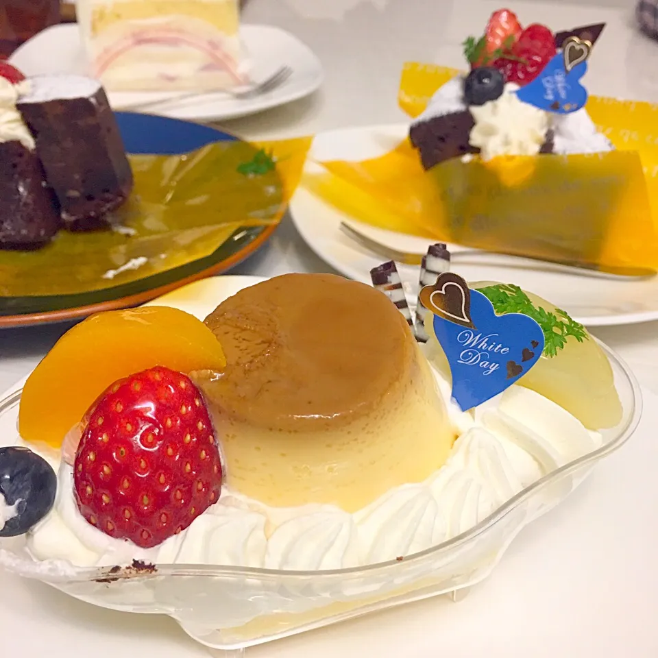 Snapdishの料理写真:パパからホワイトデーのお返し。
梅屋のプリンアラモード♡|Hiroko Saitohさん