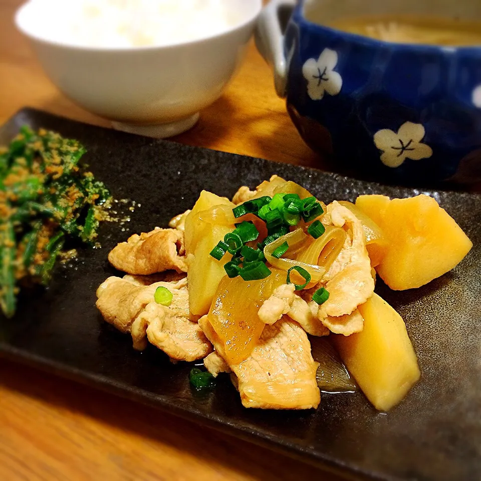 肉じゃが☆
ほうれん草のたっぷり胡麻和え☆
キャベツとえのきの汁物☆|skyさん