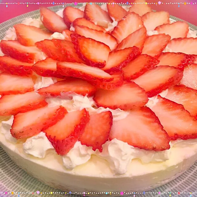 ( ´ (ェ)｀)さんの料理 レアチーズケーキ
🍓🍓イチゴでデコレーション🍓🍓|タエさん