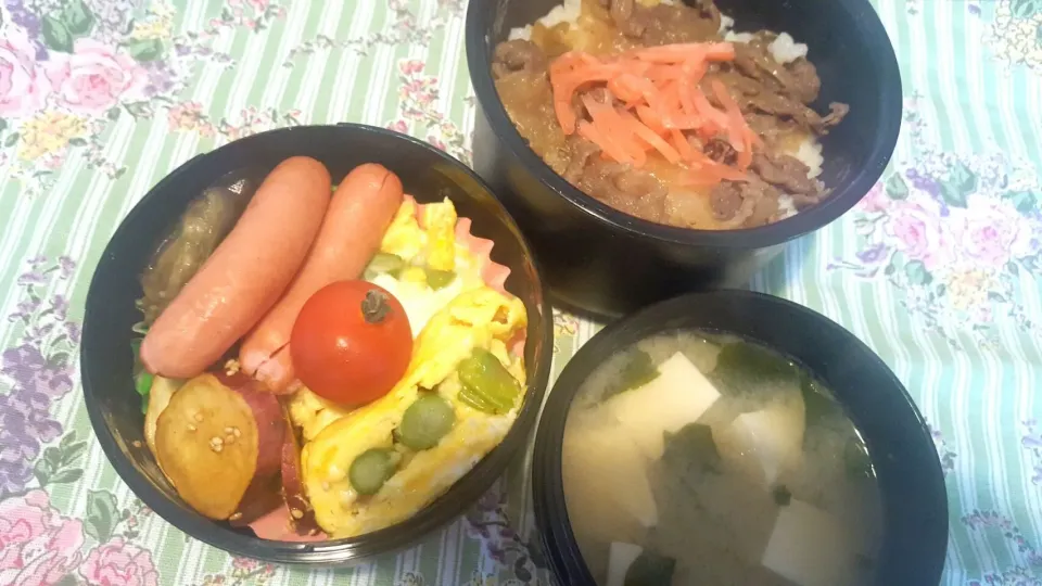 お弁当。牛丼とアスパラ卵焼きとなすの煮びたしとさつまいもバター醤油とウインナーとお味噌汁。|エリカさん