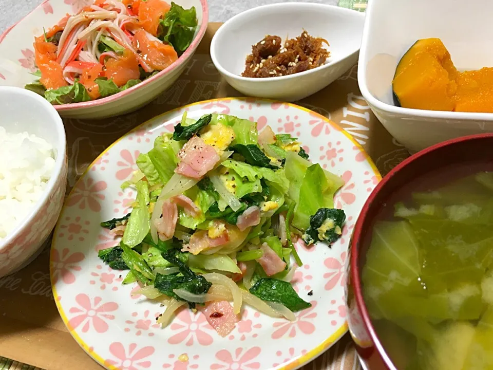 Snapdishの料理写真:♡夜ご飯〜ほうれん草とベーコンの卵とじ炒め、サーモンサラダ、マグロのしぐれ煮、かぼちゃの煮物、小松菜とキャベツの味噌汁〜♡|miyuさん