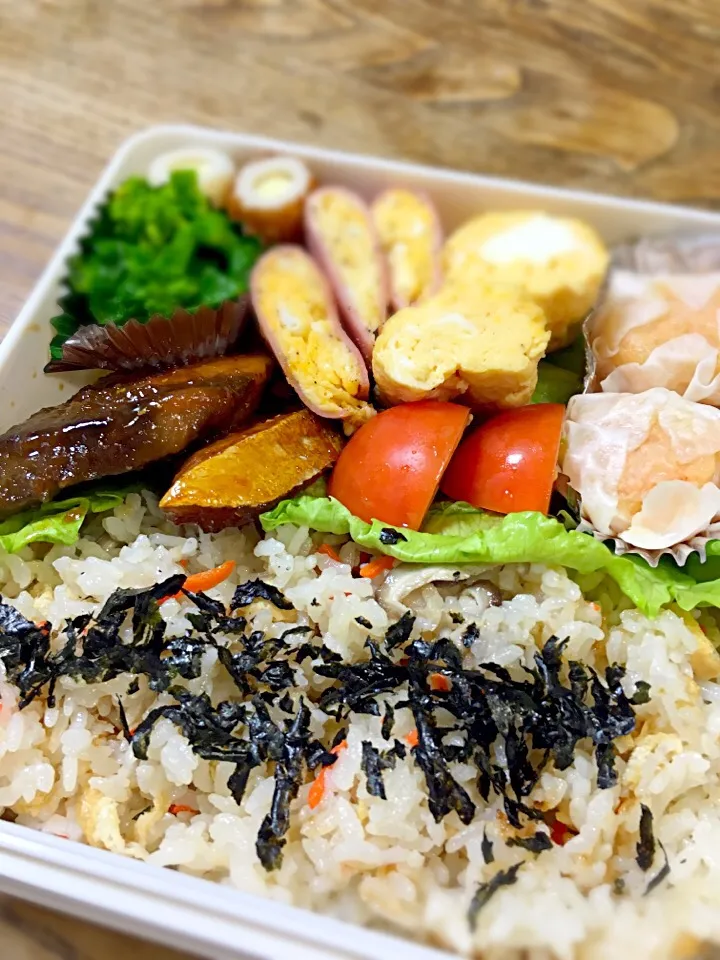 今日のお弁当
ぶりの照り焼き
出汁卵焼き     洋風卵のハム挟み
冷凍海老焼売   菜の花おひたし
竹輪にチーズイン    
昆布出汁の茶飯|akiさん