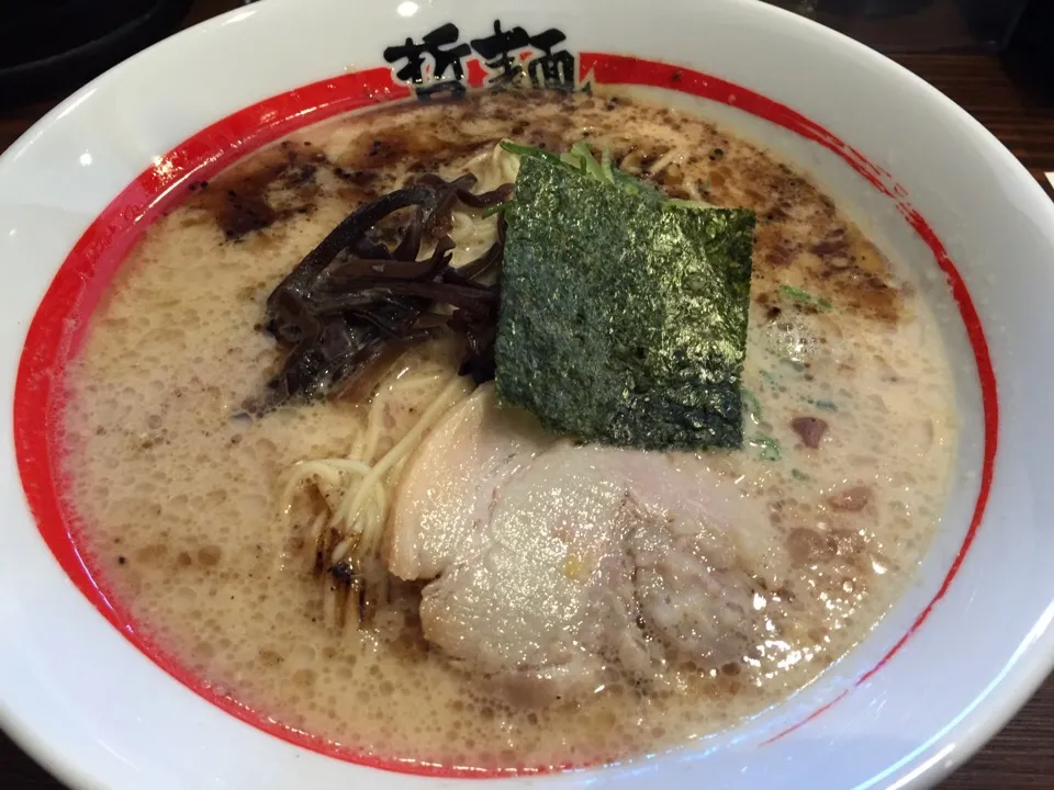 豚骨醤油ラーメン・替玉🍜|まさとさん