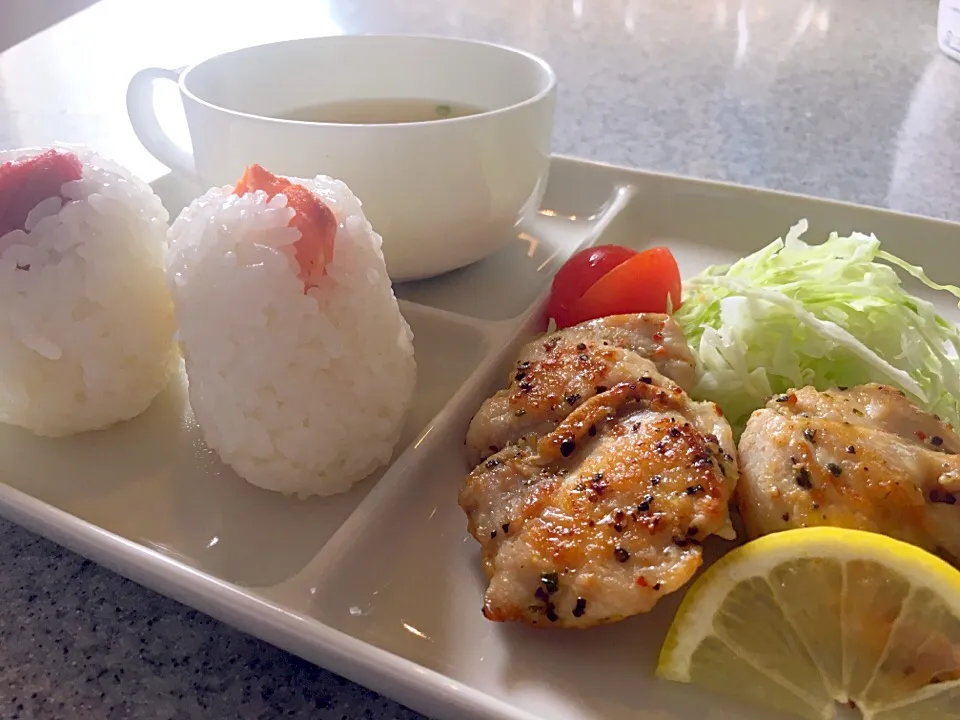 あーちゃんランチ♪(´ε｀ )
チキンのレモンガーリック焼き〜😋|てんてんさん