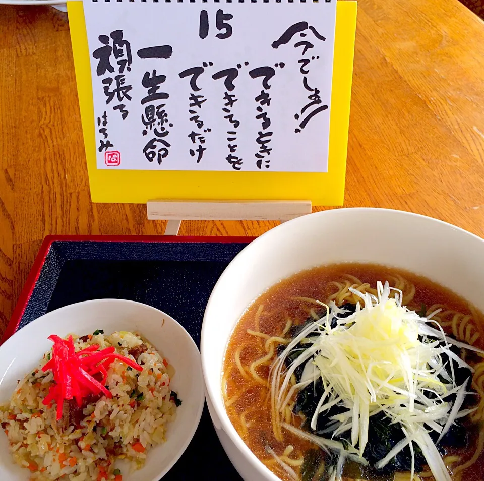 Snapdishの料理写真:朝からラーメン（笑）ありですよね^_^✌️ミニチャーハン付き🎶😍|はみちゃんさん