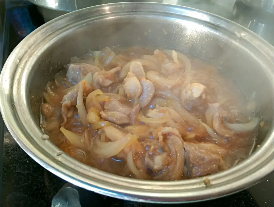 シローさんのりんごのチャツネで鶏もも生姜焼き風。|ヌンチャク・コーイチさん