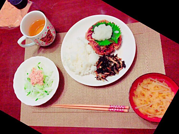 🍚和風豆腐ハンバーグ
🍳ひじき煮
🍆大根サラダ
🍲もやしのお味噌汁|あやさん