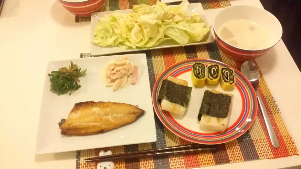 Snapdishの料理写真:今日の夕食　焼き魚、ピーマンとじゃこの炒め物、かぶのサラダ、卵焼き、焼き餅、かぶの豆乳スープ、塩きゃべつ|pinknari🐰🌈さん