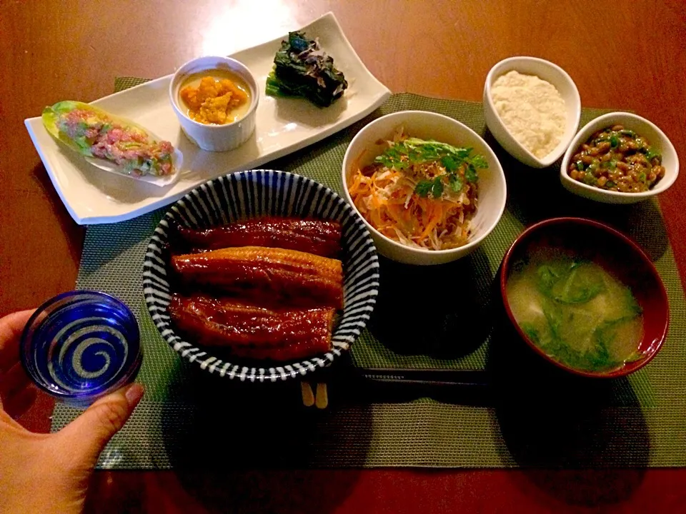 Snapdishの料理写真:Today's dinner🍴前菜･ささみのおつまみ･鰻とろ丼･春菊とお豆腐のお味噌汁|🌈Ami🍻さん