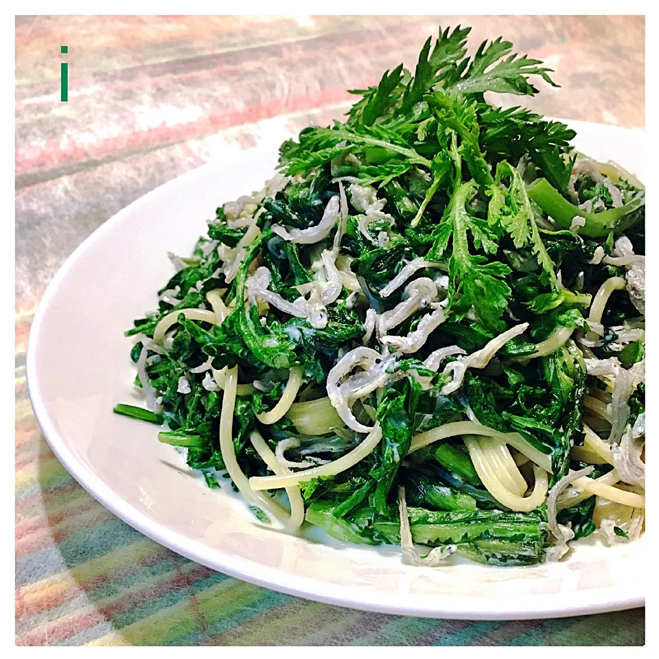 Snapdishの料理写真:Kentaro Kayamaさんの料理 今日のまかない「THE 春菊🌿」【Edible chrysanthemum spaghetti】|izoomさん