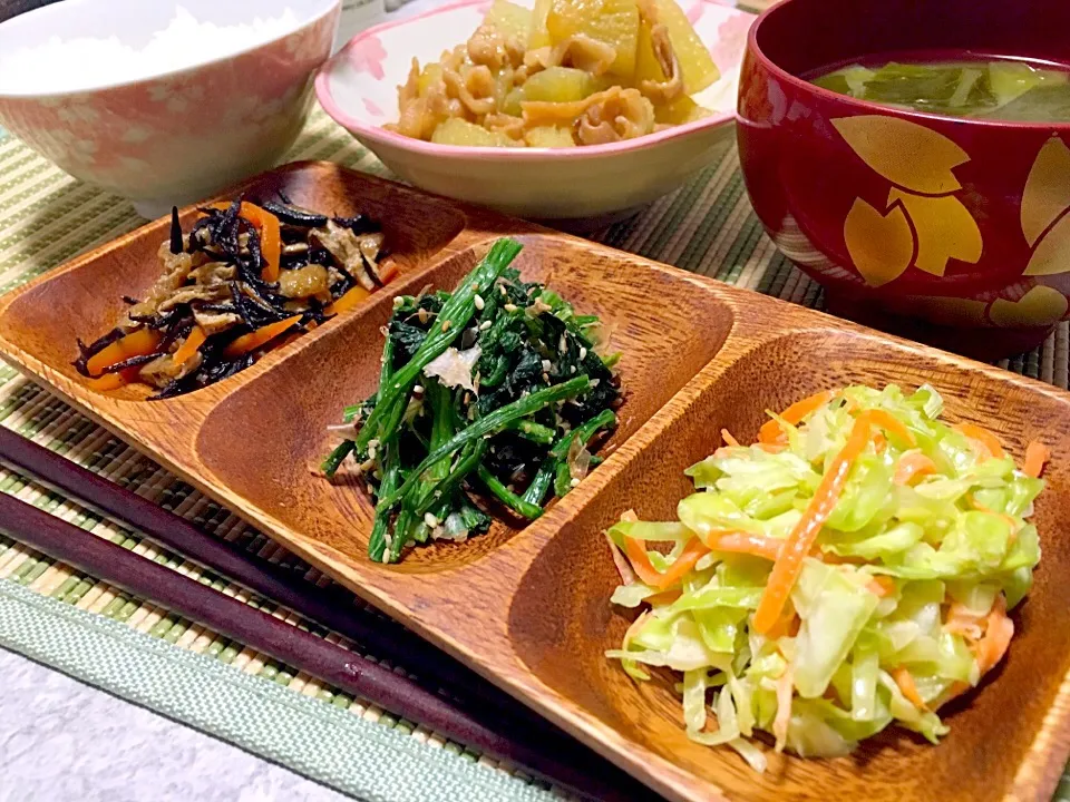 ♡夜ご飯〜副菜(ひじき煮、ほうれん草の胡麻和え、コールスロー)、みそ豚バラ大根、お味噌汁〜♡|miyuさん