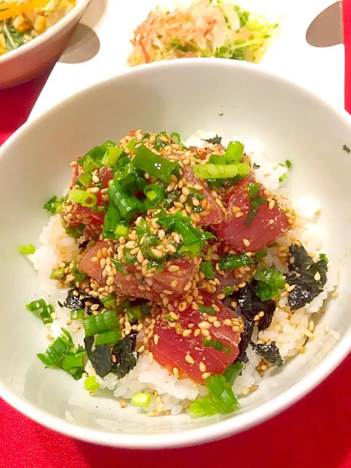 Snapdishの料理写真:まぐろのごまじょうゆ丼|まるまさん