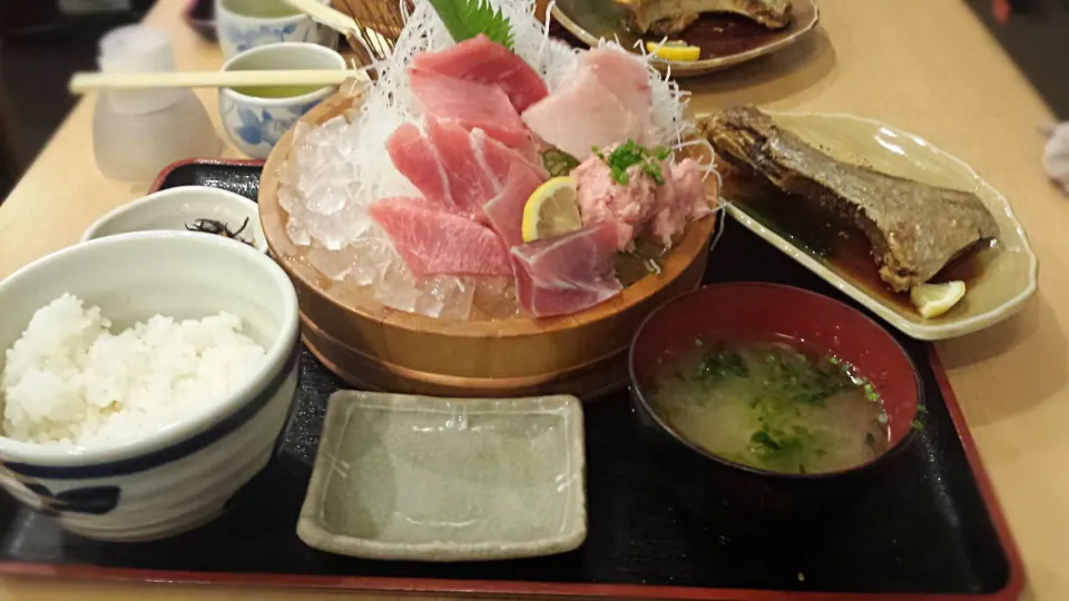 ととすけ、マグロ三昧定食|さとみさん