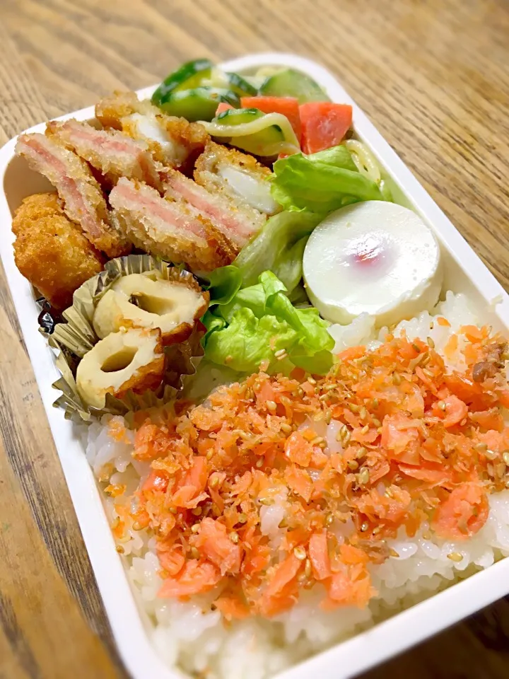 今日のお弁当 ハムカツ   白身の魚とイカフライ 胡瓜たっぷりパスタサラダ 味玉    甘塩仕立てのシャケフレーク  竹輪の甘煮|akiさん