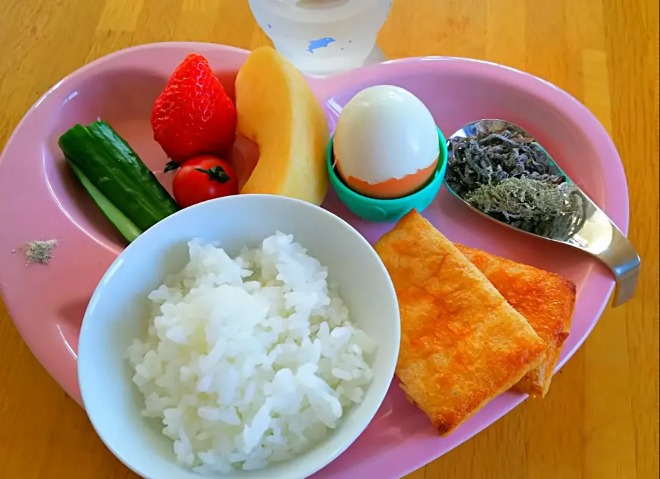 👧朝飯🌄
ママぁ～明日は🍙じゃなくて、
白いご飯と、コンクリートに塩昆布乗っけたバージョンでね❕
コ、コンクリート..😲ワンスプーン💧💦|みうのすけさん