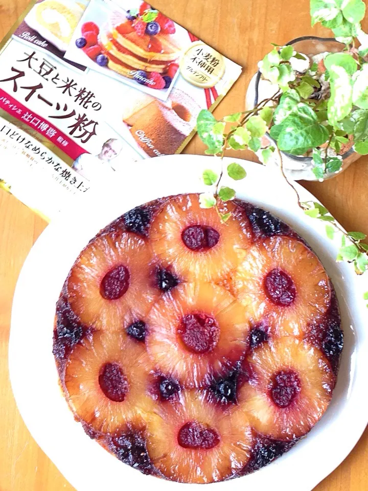 頂いたスイーツ粉で3種ベリーとパインのUpside down cake ❤️|Hollyさん