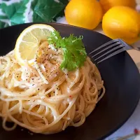 Snapdishの料理写真:おひとり様ランチ🍴レモンクリームパスタ🍋